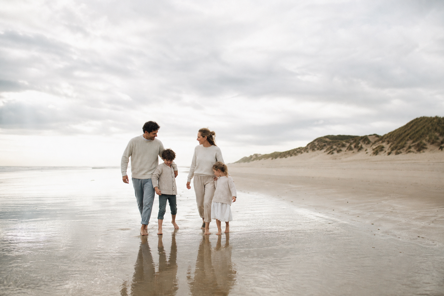 Famille marchant sur une plage normande